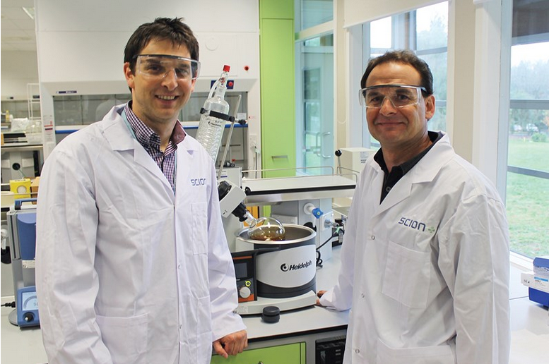 Drs Florian Graichen (left) and Kirk Torr (right) in the laboratory